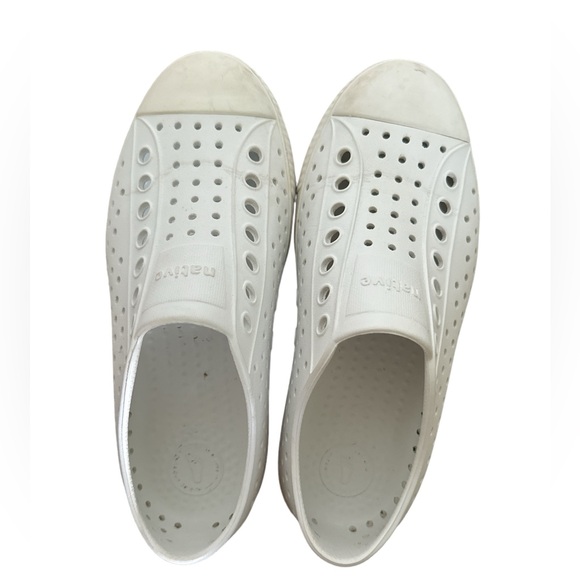 Native rubber sneaker white size ladies 6 - Picture 2 of 3